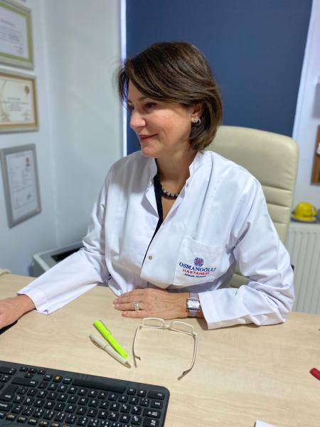 Prof. Dr. Esra Eryaman Yel çalışma masasında