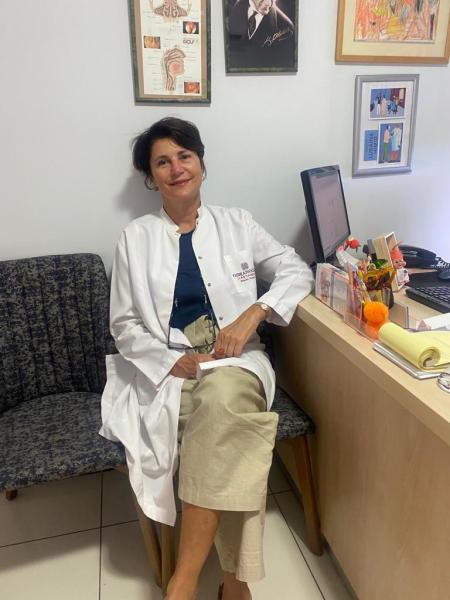 Prof. Dr. Esra Eryaman Yel muayenehanesinde