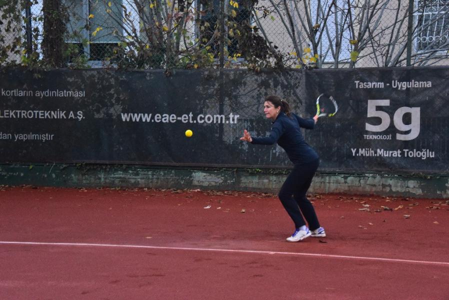Tenis kortunda
